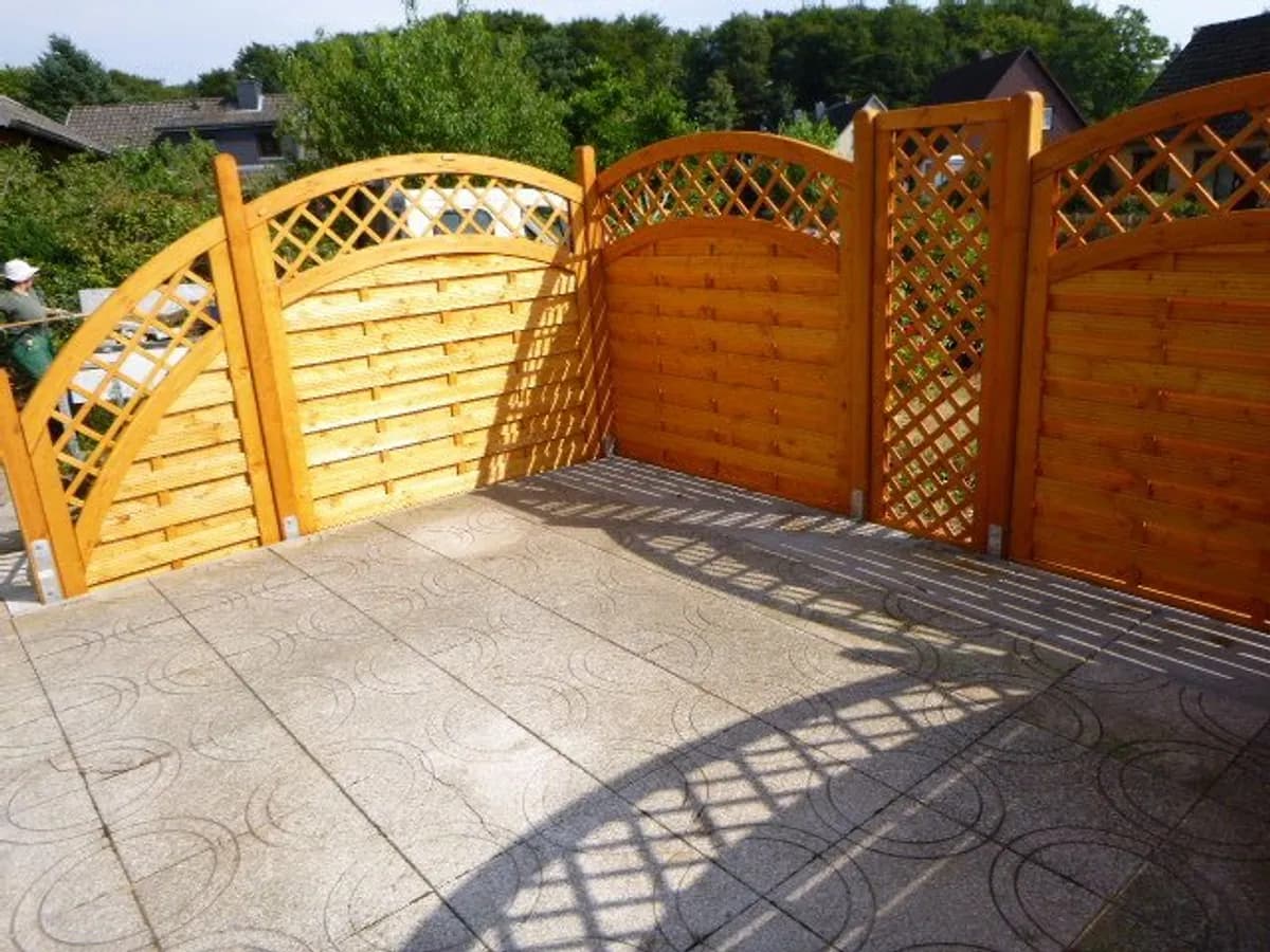 Gepflegte Terrasse mit Holz-Sichtschutz – Objektbetreuung Asmussen