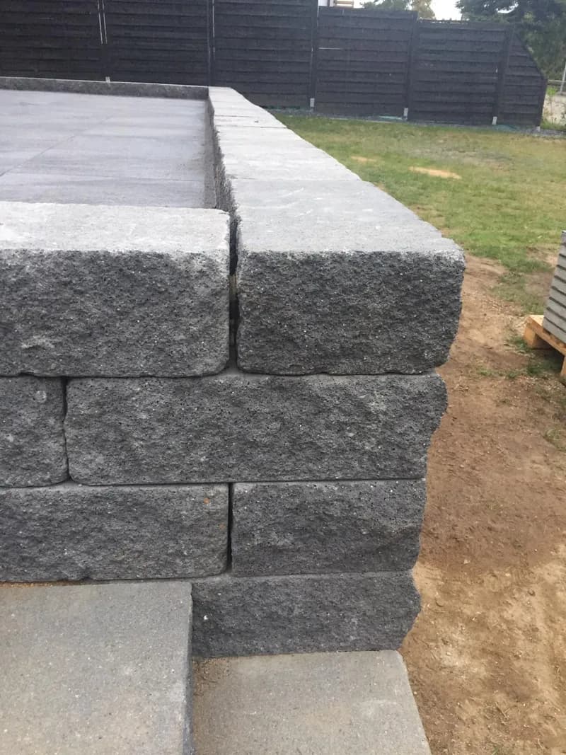 Natursteinmauer aus Granitblöcken als Beeteinfassung – Mauerbau vom GaLa-Bau Asmussen, Kreis Steinburg