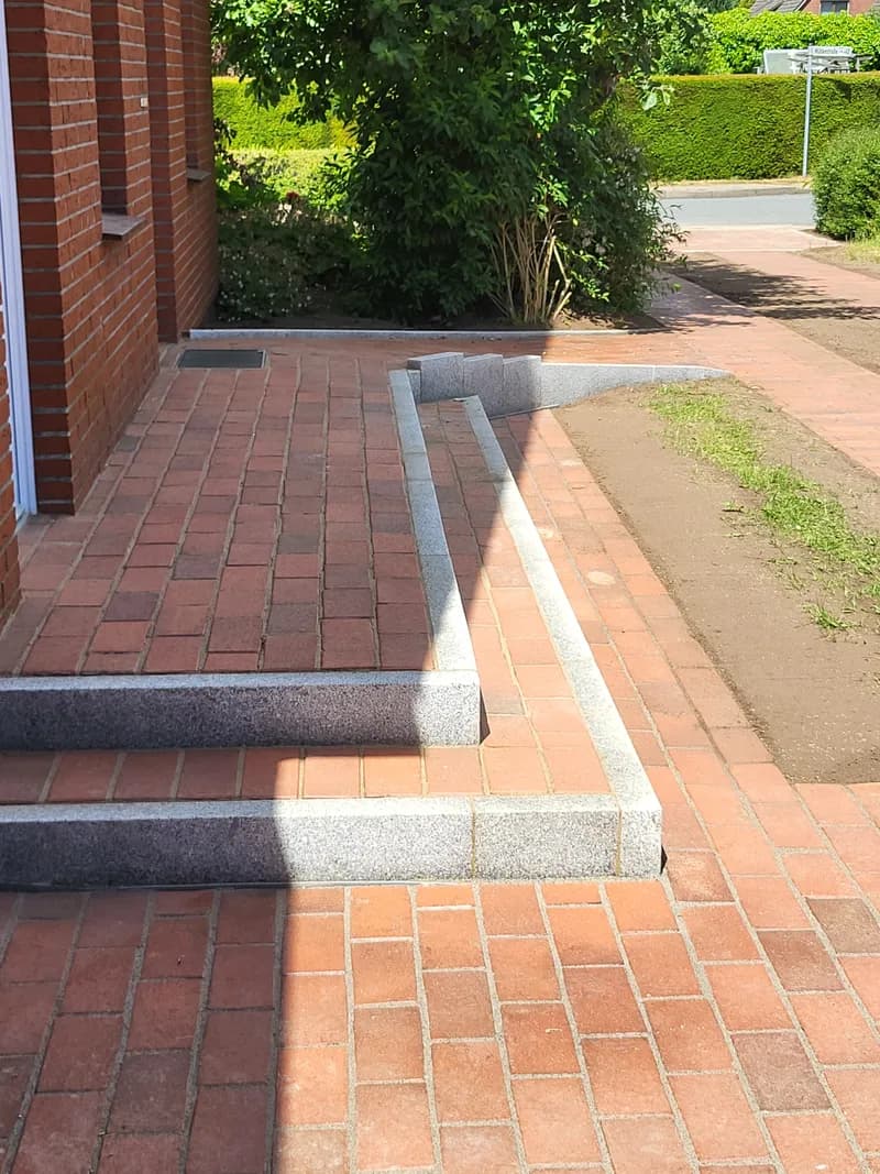 Klinkerpflaster mit Granit-Blockstufe und Randeinfassung – Pflasterbau im Kreis Steinburg