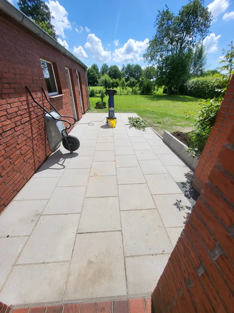 Neue Terrasse aus grauen Großformat-Platten – Terrassenbau von Asmussen in Hohenlockstedt