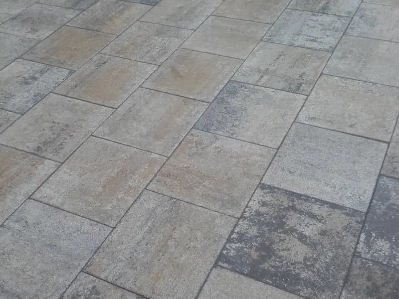 Belag aus großformatigen Natursteinplatten – Naturstein vom GaLa-Bau Asmussen